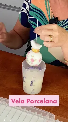 A beleza das Velas Porcelanas! 😍 A aplicação do verniz é um dos detalhes essenciais para um acabamento impecável.  Aula bônus especial ensinando o passo a passo completo no meu Curso de Velas! ✨🕯️ Faça sua inscrição no link da bio.  #velasartesanais #velasdecorativas #velasperfumadas #velasaromaticas #velaporcelana #velas #cursodevelas #aprenda #façaevenda #candle #candlemaking 