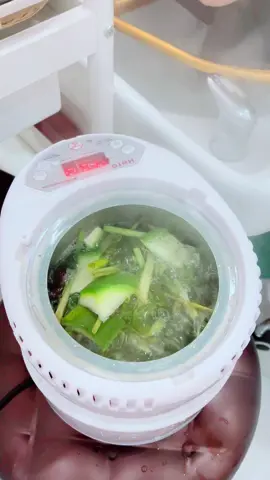 Quý khách hàng sẽ ko lo bị lạnh khi gộp đầu dg sinh a , xông đầu bằng thảo dược khi mx cổ vai gáy. Video này dành để trả lời cho c bạn hỏi Nga về cách sd nồi xông đây a. 