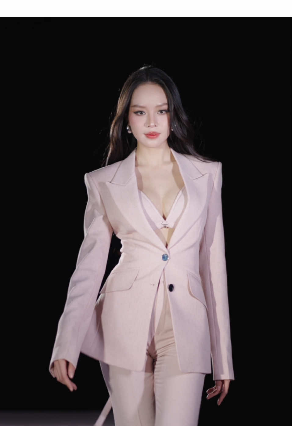 Day 7 with Miss International 2024  🫰🏻🥰 Costumes: Tron Bùi Accessories: Bloom Stylist: Phong Trương Makeup: Hồng Xuyến Hair: Gia Nhi Nguyen Photo: Mon Trần #HuynhThiThanhThuy #MissInternational #BeautiesforSDGs #HoahauVietNam #TienPhong #SenVang #Nucos #Vietjet #ArataWellness #YenChungSamVang #TrungNguyenLegend #CharmePerfume #LongBeachPearl 