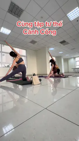 Cùng tập Tư thế cánh cổng và cảm nhận sự kéo giãn cơ liên sườn, cơ đùi, cơ hông nhé cả nhà  #yoga #yogachomoinguoi #miuvayoga #yogabuoisang 