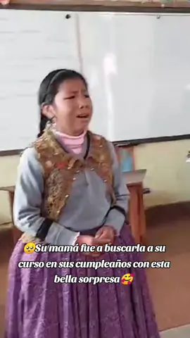 Ella no se esperaba ver a su mamita en su curso por sus cumpleaños🥺 #ositosorpresa #ositoscariñositos #mamita #amordemadre #cumpleaños #princesa #colegio #detallesamorincondicional