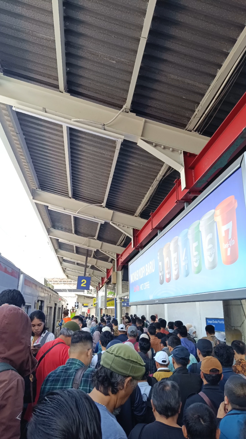 Aktivitas Stasiun Tebet di pagi hari. Commuterline JabodetabekKRL CommuterlineCommuterline IndonesiaKereta Api Indonesia#krl #kai #krl #commuterline # #keretaapi #commuterline #commuterlife #commuters #commuterlinejabodetabek #krlcommuterline #kai #keretaapiindonesia #keretaapikita #kereta 