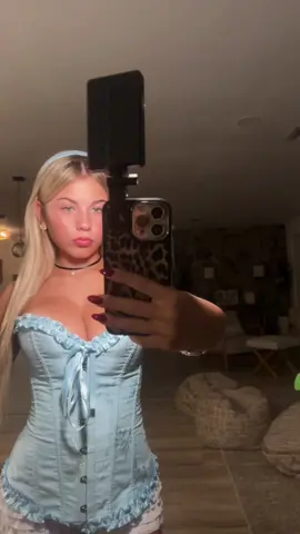 👸🏼 lmr on insta @arianaawhite    