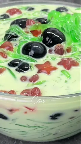 Bund Beli Cetakan Es batu dan Jelly nya di sini ya @lapakkamilaris  Pastikan beli yang Original dan ada Logo Ku Box nya  Bahan-bahan  Jelly Star  1 sachet agar-agar merah  4 sdm gula pasir 600 ml air  Jelly pandan kelapa  1 sachet nutrijell kelapa kemasan 15 gram  5 sdm gula pasir  700 ml air  1/2 sdt pasta pandan (bisa diganti pewarna hijau)  Jelly cincau  1 sachet nutrijell cincau  4 sdm gula pasir  700 ml air  Kuah  1000 ml ml air Panas 5 sachet chocolatos macha  500 ml susu uht fullcream  4 sachet  kental manis ( secukupnya)  #minumanbukapuasa #esjellymacha #minumankekinian  Cerita sofia ahmad,minuman kekinian,minuman jelly dari chocolatos macha,minuman chocolatos, es jelly,es macha kekinian,es jelly susu,ide jualan bulan puasa,menu buka puasa simpel,es jelly paling mudah,es jelly ekonomis,minuman dari chocolatos,