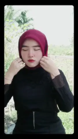 mereng ih jilbabnya😄jadi keliatan miring sebelah mukanya🥲