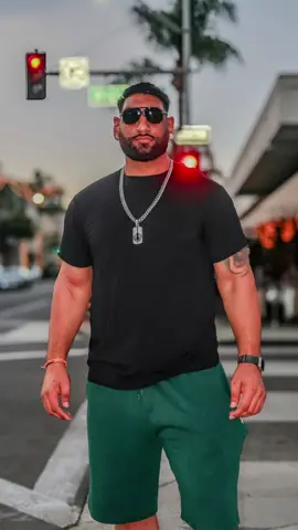 One in a billion tallest man in India spotted in Beverly Hills 🤯 #streetphotographer #streetphotography #iampeterfouad #peterfouad #beverlyhills #inda #bollywood #aashiqui2 