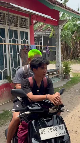 Temen kalian gini juga ga, percaya klo mitos pke baju ijo dilaut itu bkal ilang (Tonton versi fullnya di youtube omped_visual) #fyp #ceritakita #tipetipeomped