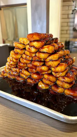 まるで世界遺産!?みたらし団子ピラミッド🍡 表面をほんのり香ばしく焼き上げ 秘伝のみたらしだれにダイブ!! もっちもちの弾力と 甘じょっぱい秘伝のタレが絡んだ みたらし団子が最高すぎた☺️ 団子は1本110円から購入できるよ✨️ 📍愛知 『おとぎの蔵 豆の樹』 みたらし団子(1本) ¥110 #愛知グルメ #愛知カフェ #みたらし団子 #団子 #japanesefood #tiktokfood 