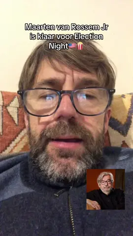 Maarten van Rossem Jr zit nu al klaar voor Election Night met popcorn en Cola.🍿 #Verkiezingen #MaartenvanRossem #Electionday #grappig #imitatie #typetje #Amerika #trump #harris 