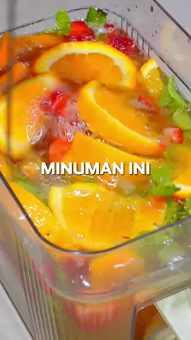 resep minuman yang jadi andalan kalau ada tamu main ke rumah: Sparkling Infused Water & Lemongrass Tea 😋🤤 dua-duanya rasanya seger, yang satu tanpa gula & yang satu aku pakein gula batu biar aromanya wangi! Full resepnya disini🧕🏻⬇️ BAHAN SPARKLING INFUSED WATER: • Lemon, 2 buah • Jeruk sunkist, 2 buah • Strawberry, 140gr • Air perasan lemon, 30ml • Daun mint, 15gr • Air soda, 750ml • ⁠Air, 3 liter BAHAN LEMONGRASS TEA: • Sereh, 9 batang • Jeruk nipis, 2 buah • ⁠Air, 3 liter • Teh melati, 10gr • Gula batu, 350gr #infusedwater #longervideos #sparklingwater #lemongrasstea #minuman #drinking #infusedwater #tutorial #viralrecipe #fyp #fypシ #fypage #fypシ゚#viral #fypdongggggggg #fypp #fypdong #fypgakni #fypsound 