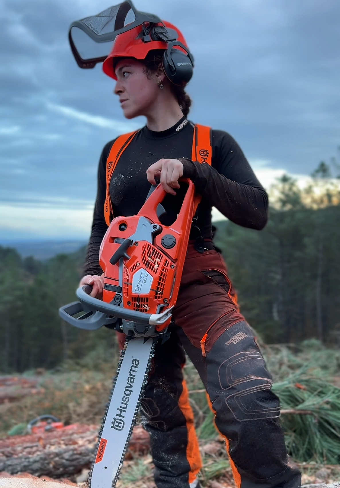 Novedad!!!! 🔥 nueva Husqvarna 562XP Mark II #forestal #motor #motosierra #logger #chainsaw #new #forestry #lumberjack #womanpower 