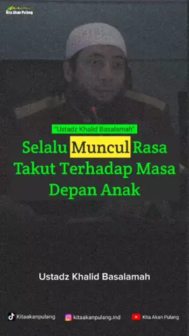 Selalu Muncul Rasa Takut Terhadap Masa Depan Anak Sebagian orang merasa was-was, cemas, takut, dan khawatir memikirkan nasibnya di masa depan. Khawatir dia jatuh miskin, khawatir suaminya tiba-tiba meninggal dan tidak ada lagi yang menafkahi dirinya, atau khawatir tidak mendapatkan pekerjaan setelah lulus kuliah, dan kekhawatiran lainnya. Saudaraku, bagi yang memiliki kecemasan semacam ini, hendaknya merenungkan firman Allah Ta’ala berikut, وَيُعَذِّبَ الْمُنَافِقِينَ وَالْمُنَافِقَاتِ وَالْمُشْرِكِينَ وَالْمُشْرِكَاتِ الظَّانِّينَ بِاللَّهِ ظَنَّ السَّوْءِ عَلَيْهِمْ دَائِرَةُ السَّوْءِ وَغَضِبَ اللَّهُ عَلَيْهِمْ وَلَعَنَهُمْ وَأَعَدَّ لَهُمْ جَهَنَّمَ وَسَاءتْ مَصِيراً “Dan supaya Dia mengazab orang-orang munafik laki-laki dan perempuan dan orang-orang musyrik laki-laki dan perempuan yang mereka itu berprasangka buruk terhadap Allah. Mereka akan mendapat giliran (kebinasaan) yang amat buruk dan Allah murka dan mengutuk mereka serta menyediakan bagi mereka neraka Jahanam. Dan (neraka Jahanam) itulah sejahat-jahat tempat kembali.” (QS. Al-Fath: 6) Dalam ayat tersebut, Allah Ta’ala menjelaskan bahwa di antara karakter (sifat) orang-orang munafik dan musyrikin adalah buruk sangka kepada Allah. Dan itulah di antara sebab mereka mendapatkan murka dan azab dari Allah Ta’ala. Oleh karena itu, kecemasan semacam itu hanyalah berasal dari setan. Inilah yang setan bisikkan ke dalam hati manusia. Setan bisikkan ketakutan, kecemasan, was-was, dan kekhawatiran terhadap masa depan. Allah Ta’ala berfirman tentang apa yang diperbuat setan kepada manusia, الشَّيْطَانُ يَعِدُكُمُ الْفَقْرَ وَيَأْمُرُكُم بِالْفَحْشَاء وَاللّهُ يَعِدُكُم مَّغْفِرَةً مِّنْهُ وَفَضْلاً وَاللّهُ وَاسِعٌ عَلِيمٌ “Setan menjanjikan (menakut-nakuti) kamu dengan kemiskinan (kefakiran) dan menyuruh kamu berbuat kekejian; sedangkan Allah menjanjikan untukmu ampunan dari-Nya dan karunia. Dan Allah Maha luas (karunia-Nya) lagi Maha Mengetahui.” (QS. Al-Baqarah: 268) Lalu, bagaimana kita agar kita sembuh dari kecemasan semacam ini? Masalah utama yang mendasari adalah karena kurangnya kita berdzikir kepada Allah Ta’ala. Kurang memperbanyak mengingat Allah, kurang merenungi firman-firman-Nya, namun hanya sibuk memikirkan manusia. Inilah sebuah kaidah penting dalam kehidupan, sebagaimana yang disampaikan oleh Ibnu ‘Aun rahimahullah, ذكر الناس داء، و ذكر الله دواء “Mengingat manusia atau makhluk itu penyakit, dan obatnya adalah mengingat Allah.” Allah Ta’ala berjanji, وَمَن يَتَّقِ اللَّهَ يَجْعَل لَّهُ مَخْرَجاً وَيَرْزُقْهُ مِنْ حَيْثُ لَا يَحْتَسِبُ “Barangsiapa bertakwa kepada Allah, niscaya Dia akan mengadakan baginya jalan keluar. Dan memberinya rezeki dari arah yang tiada disangka-sangkanya.” (QS. Ath-Thalaq: 2-3) وَمَن يَتَوَكَّلْ عَلَى اللَّهِ فَهُوَ حَسْبُهُ “Dan barangsiapa yang bertawakal kepada Allah, niscaya Allah akan mencukupkan (keperluan)nya.” (QS. Ath-Thalaq: 3) Semoga dengan banyak mengingat Allah, kecemasan dan ketakutan semacam itu akan sembuh dan disembuhkan oleh Allah Ta’ala. Aamiin. __________ Mari follow akun Sosial media kami. Agar kalian mendapatkan Vidio bermanfaat lainnya.  Juga kami ucapkan terimakasih bagi semua yang sudah follow Sosial media kami. silahkan share & save kami perbolehkan.  Sosial media kami  Instragram   : kitaakanpulang.ind Tiktok            : kitaakanpulang YouTube       : Kita Akan Pulang #orangtua #ayah #bapak #abi  #ibu #umi #bunda #suamiistri #pasutri #nasehatislami #nasehat #dakwah #dakwah_islam #videoislami #videoislam #cemas #takut #anak #khalidbasalamah #ustadzkhalidbasalamah 