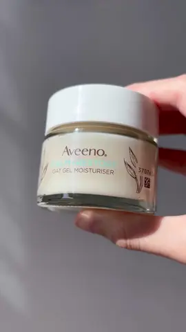 🌾 Aveeno Calm + Restore Oat Gel Moisturiser 🌾  With nourishing Prebiotic Oat & calming Feverfew as main ingredients, this gel moisturizer gives the skin instant soothing and moisture! For sensitive skin~ My review: It’s a lightweight gel moisturiser that still has a light creamy texture! Absorbs easily into the skin with no sticky feel. I really like the feel on my skin. Soothing plus super hydrating without being too heavy. Fragrance free too~ This would be great for all skin types! 5/5 ⭐️  @tryandreview @AVEENOSG @AveenoSG #Aveenosg #TryandReview #skincarereview #oatskincare #soothing #hydrating #fragrancefree 