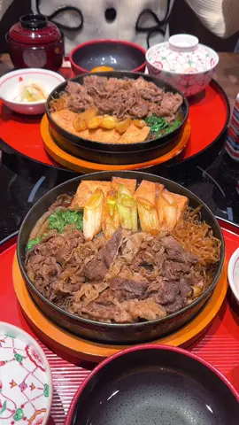 銀座の高級店の1500円すき焼き定食ランチ🥩 夜は1人8000〜10000円くらいのお店だけど、ランチの時間限定で1500円〜でお肉たっぷりなすき焼き定食が食べれる！ お肉の下にはきしめん風のうどんも入っててボリュームもしっかりあって大満足だった🍚 📍銀座「木曽路 銀座5丁目店」 #東京グルメ #銀座グルメ #銀座ランチ #tokyo #japanesefood 