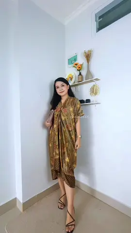 Baru kali ini punya dress model kaftan gini.. 😍🥰 dan sukaaa donk ya.. Bajunya nyaman banget dipake. Bahannya ga panas. Recommended #dresskaftan #kaftanpremium #dresskondangan #ideoutfit #dressbatik #missol 