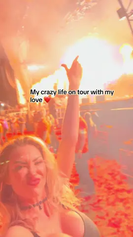 My crazy life on tour with my love ❤️ #fyp #tourlife #metalcore #architects 