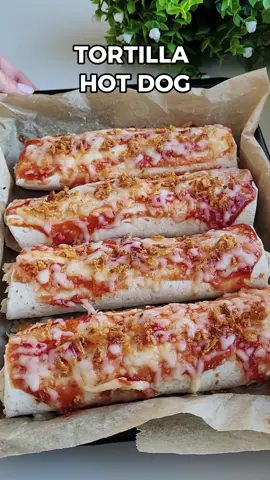 TORTILLA HOT DOG  Sos: majonez mieszam z ketchupem pikantnym i musztardą. Smaruję placki tortilli, układam parówkę, pokrojonego ogórka kiszonego,pomidora, cebulę czerwoną, posypuję tartym serem oraz prażoną cebulką. Zwijam jak na filmie. Układam na blaszce wyłożonej papierem do pieczenia. Wierzch smaruję pikantnym ketchupem i posypuję tartym serem, wstawiam do nagrzanego piekarnika góra/dół 200 stopni i zapiekam ok 10-15min. Upieczone posypuję prażoną cebulką.  Hot dog, tortilla hotdog, kolacja, parówki,jedzenie, szybki przepis, przekąska, zapiekana tortilla, food, recipe  #hotdog #kolacja #jedzenie #parówki #szybkiprzepis #zapiekanatortilla #food #Recipe 