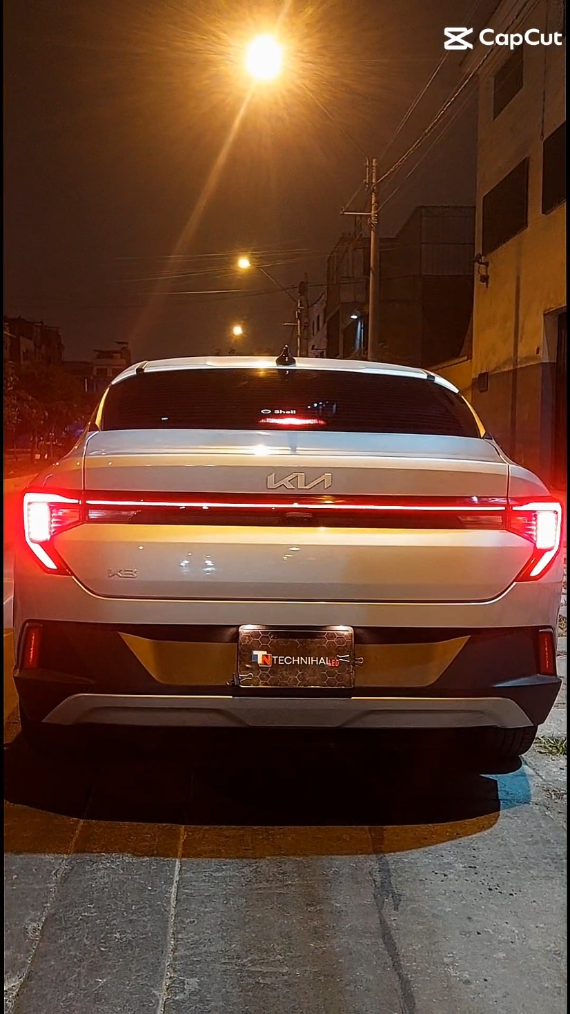 Modificación de faros posteriores kia K3 2024. Lo siento por el audio. no encontré otro jajajaj. 🤣 🤣 🤣.  Nos encontramos en Prolong Huamanga 933 La Victoria.  #k3 #kiak3 #limaperu #expectacular #technihalled #faroled #cartok #custom #cartok #kia #humor #tuning 