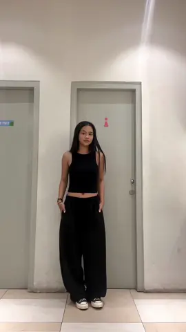 comfy🙂‍↔️🙂‍↔️  #baggypants #outfitideas #allblackoutfit #sweatpants #wearsarey 