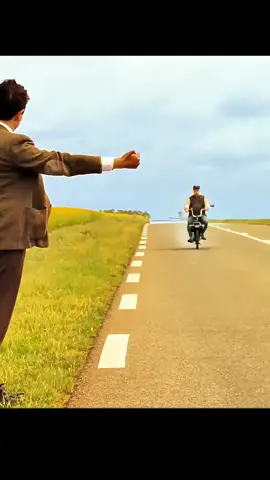 Mr Bean tenta pegar a moto do caronista #mrbean #rowanatkinson #clássicos #trechosdefilmes 