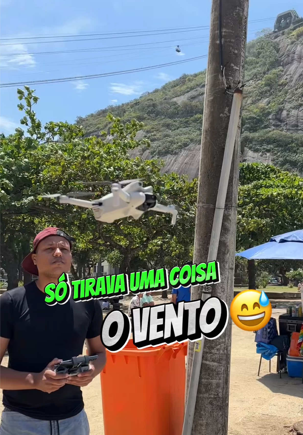 Pombas vs. Drones! Quem ganha essa batalha? 🕊️💥  #pomba #drone #praia