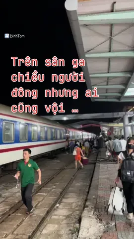 Trên Sân Ga chiều người đông nhưng ai cũng vội …#dinhtom #ngamcanhdepnghenhacchill #taulua #tauluavietnam 
