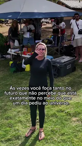 Olha, menina, o meio do caminho tem uma importância danada, talvez até maior do que a chegada. A gente vive tanta coisa boa e sente tantas emoções enquanto caminha, que é ali, nesse trajeto, que estão as verdadeiras descobertas. Na juventude, a gente quer logo chegar, mas com o tempo, a gente percebe que são os passos, as paradas, os encontros e até os desafios que nos ensinam mais sobre a vida e sobre nós mesmos. A chegada é importante, claro, mas é no caminho que a gente realmente se encontra e sente a magia da jornada.