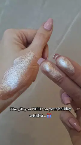 GOLD IN A BOTTLE🤍 The most perfect highlighter I've ever tried🖤🖤 #coverfx #coverfxcosmetics #makeupreview #makeupartist #beautyfavorites #viral 