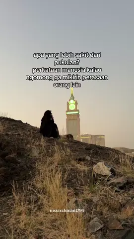 apa yang lebih sakit dari pukulan?  perkataan manusia kalau ngomong ga mikirin perasaan orang lain