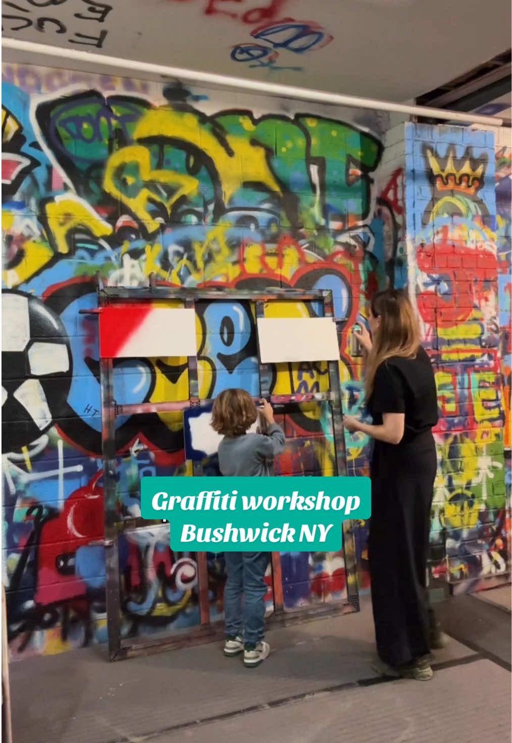 Heb je altijd al willen weten hoe het voelt om je eigen street art te maken?  🖌️✨ Wij deden een graffiti workshop van Graff Tours in hun atelier in het rauwe, creatieve hart van Bushwick, NYC!  Samen met een lokale kunstenaar leer je de ins en outs van graffiti art, van werken met een spuitbus tot het creëren van je eigen kunstwerk op een canvas dat je mee naar huis kunt nemen als souvenir. Zet deze maar op je NYC bucketlist, want dit is gegarandeerd een experience die je niet snel vergeet! Je boekt het als groep en het is een aanrader om ook een street art wandeling door Bushwick te maken. De mooiste street art spot je in het blok tussen Knickebocker en Cypress op de straten Troutman en Jefferson. Saven maar voor je volgende trip naar New York! #bushwick #bushwickbrooklyn #bushwicktiktok #streetart #graffiti #newyork #doeninnewyork #nyc #nytravel #nyctiktok #travelblogger 