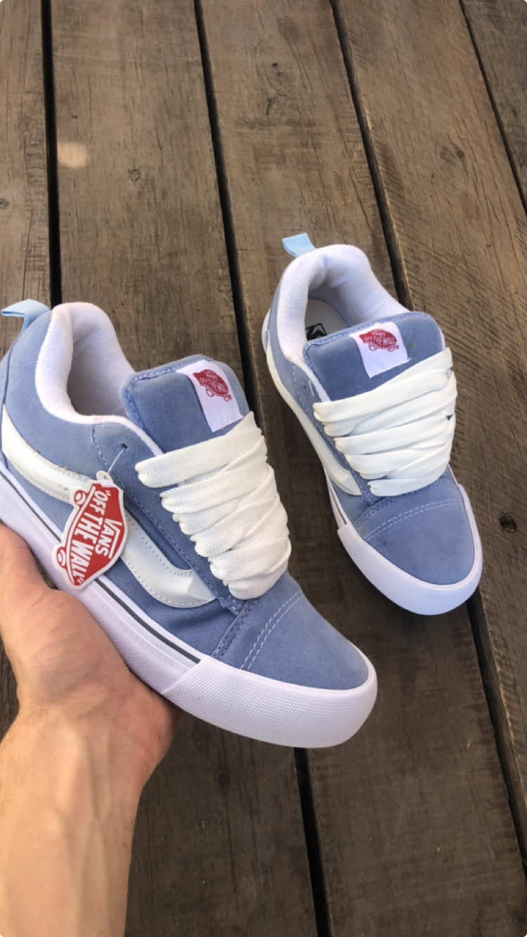 ¡NUEVAS VANS KNU CELESTES!💙 Perfectas para quienes buscan comodidad sin perder el estilo. Estas Vans traen un toque fresco y moderno, ideales para cualquier look. ¿Te las imaginás en tus pies? 💥✨ 📦 Envíos a todo el país 💬 Consultanos por DM #vansknuskool #estilourbano #zapas #zapatillas #vans 