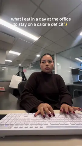 what i eat at the office to stay in a calorie deficit ✨🫶🏼🍎 #whatieatinaday #caloriedeficit #corporategirlies #whatieatforweightloss #weightloss 