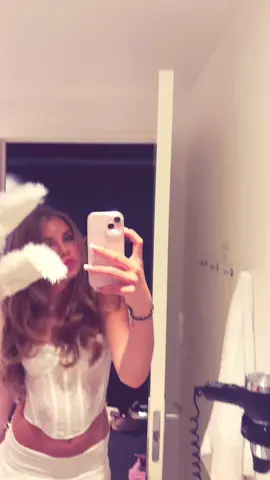 😇😇😇#halloween #halloweekend #halloweenmakeup #halloweencostume #scandinavianstyle #angel #fordigdanmark #gettingready #blondeshavemorefun #blondesdoitbetter #scandigirls #scandigirl #scandi #blueeyes #blondies #bestie #lipsync #angelbaby 