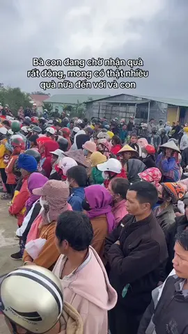Bà con đang chờ nhận quà rất đông, mong có thật nhiều quà nữa đến với và con#thiensusua #xuhuong #viral #fypシ #xuhuongtiktok #foryou #fyp #tuthien #LearnOnTikTok 