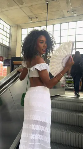 Un día en Medellín conmigo🥰🇨🇴   ¿por qué será que lo miran tanto uno? 😩 #fyp #parati #negra #blackgirl #model #colombia #medellin 