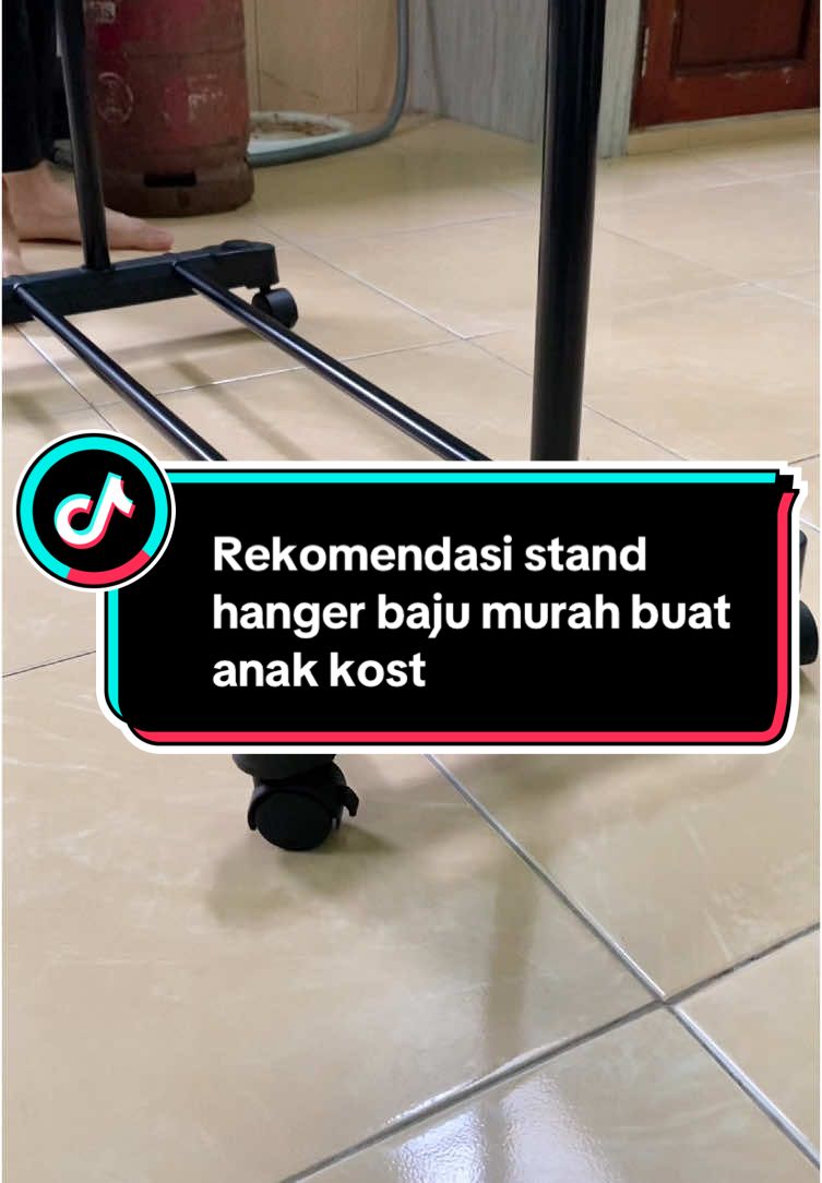 Rekomendasi stand hanger baju murah buat anak kost. #standhanger #standhangerbaju #standhangerpakaian #rekomendasistandhanger #jemuran #jemuranbaju #jemuranminimalis #jemuranpakaian #jemuranbajubayi 