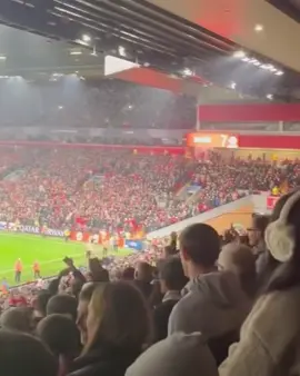 #LaImagenDelDia A una sola voz, miles de hinchas del Liverpool FC cantaron hoy en su estadio de Anfield la canción homenaje al talentoso futbolista colombiano Luis Díaz por el triplete en Champions League marcado Bayern Leverkusen actual campeón de la Bundesliga alemana. ¡eriza la piel escuchar esto! 🎵 Luis Díaz! He's from Barrancas And he's play for Liverpool! 🎵 #fútbol #luchodiaz  #liverpoolfc  #championsleague 