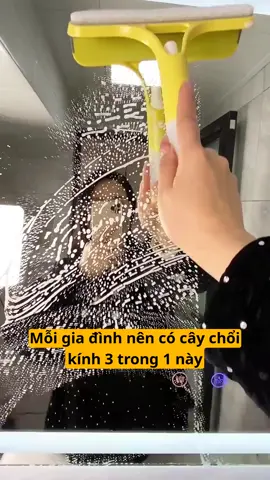 Cửa sổ trong nhà dùng khăn lau luôn không sạch sẽ, thử dùng dụng cụ làm sạch thủy tinh 3 trong 1 này, nó có bình xịt riêng, có thể lắp dịch vệ sinh phun lên thủy tinh, nhẹ nhàng cạo một cái là sạch sẽ