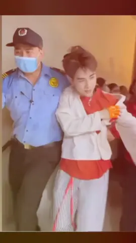 Hôm qua giờ mình đã im lặng và ngẫm nghĩ rất nhiều. Mình hiểu với sự nổi tiếng hiện tại của Hùng thì việc các bạn quá khích chen lấn là điều chắc chắn sẽ diễn ra. Nhưng cả nhà ơi hãy là 1 fan văn minh cố gắng không chèo kéo idol đến tả tơi như vậy được không? Nhìn anh bé nhỏ xíu trong đám đông bủa vây, còn bị lấy mất mũ, bị giật áo,… nhìn xót lắm. Đã vậy mình còn thấy bài đăng tự hào lấy đc nón của bé Hùng, mình rất là ba chấm luôn ấy, bạn lấy nón không cảm thấy 1 chút có lỗi nào sao??? Sao có thể tự hào với hành vi như cướp giật vậy đc nhỉ???? Nhưng cái mình thương Hùng hơn hết là mặc dù như vậy nhưng khi anh ấy lên xe quay về tp thực hiện lịch trình tiếp theo anh bé vẫn gửi lời cảm ơn đến mọi người và còn dặn mọi người giữ sức khoẻ. Trời hay mưa hy vọng mn đi đâu nhớ mang theo dù và áo mưa. Sáng nay anh Phúc còn kể anh với Hùng bị trễ timeline làm việc vì có shooting từ 6h sáng nhưng anh với Hùng đã không đến kịp. Thực sự tui không biết thương Hùng và ekip bnhiu cho đủ. Có lẽ hôm qua là 1 ngày khá là tệ với Hùng và ekip. 🥺 bây h tuii chỉ cảm thấy thương ekip và Hùng nhiều hơn thôi #quanghungmasterd 