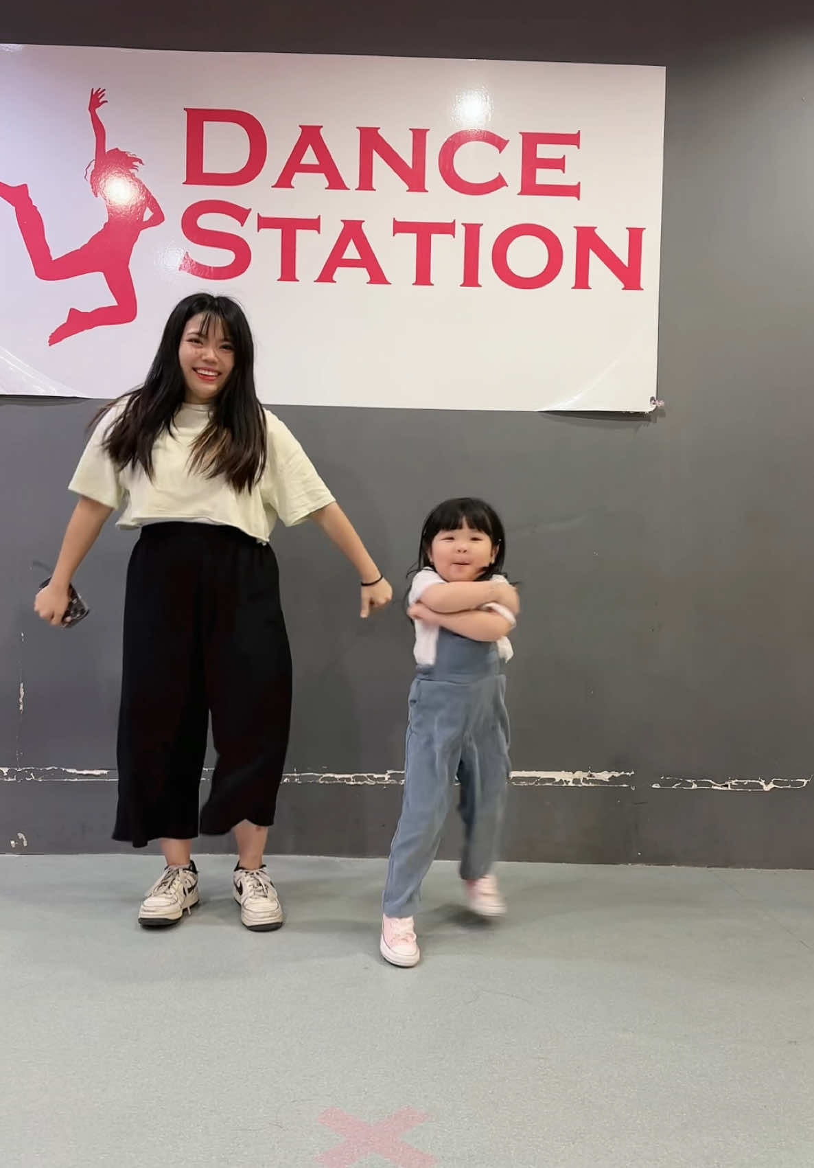 Seru nya dance bareng Ms.Helsa!!❤️🔥😘 #LittleFashionista #OOTD #kylie #trendingvideo #kyvis #trendingtiktok #trendingtiktokviral #fypシ゚viral🖤tiktok #fypシ゚viral #apt #dancercilik #fyp #TrendingDance #ChillTime 