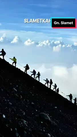 **Menuju Atap Jawa Tengah** Mencapai Puncak Gunung Slamet, puncak tertinggi di Jawa Tengah, bukanlah hal yang mudah. Pada kesempatan ketiga menuju atap Jawa Tengah ini, kami memilih jalur Guci Permadi setelah sebelumnya mencoba jalur Baturaden dan Bambangan. Hal yang paling menguji di jalur Guci adalah summit attack-nya. Di sinilah tubuh kami disiksa, dan mental kami benar-benar diuji. Perjalanan dari campsite ke Pos 5 terasa panjang, dengan trek batu-batu dan kerikil tajam yang terjal. Setibanya di webbing, tenaga kami benar-benar terkuras. Jadi, pastikan untuk mempersiapkan fisik dengan baik sebelum menuju sini. Jangan lupa untuk carbo loading, sarapan, dan membawa bekal yang cukup. Saat melewati webbing, tetaplah fokus dan perhatikan jalur di atas kita, karena ada batu-batu yang berpotensi jatuh. Akhirnya, Mak dan 14 teman sejalan, kami berhasil membuat formasi yang indah, dan kami pun mendapatkan dokumentasi secantik ini. Terima kasih untuk teman-teman yang telah menemani perjalanan ini. @b5_4dji, Ludy, @canro.simarmata @explorewithelsa @nurhayati_noer @saintdewi @rhezasuryap @kristantocahyadi @christhejohan  Dan teman-teman Bird Petualang @sigitdjokosoetono @dickywirawan3a @_d3nynurhad1 @dedyratmono ,faisal Private trip kali ini dikemas dengan apik oleh mas Aerul dkk dari @mount_slamet_3428mdpl  Dokumentasi by mas Aerul, makasih mas🙏🙏 #gunungslamet #gunungslametviaguci #gucipermadi #mamakpendaki #pendaki @@mount_slamet_3428mdpl  
