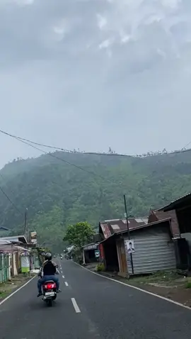 salah satu jalan dengan view pegunungan di kabupaten tegal, punya kenangan apa kalo lewat sini ?? #wisatategal #aesthetic #jalankenangan #bumijawategal #gucitegal #fyppppppppppppppppppppppp 