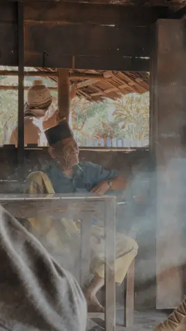 Lagunya membawa aku kembali ke masa kecil #kampunghalaman #ceritadesa #rindukampunghalaman #nostalgia8090an #jamandulu #lebaranbahagia #fyp #fypシ゚ #suasanapedesaan #dapur #bernostalgiabarengceritaanakdesa #suratan #lagunostalgia 