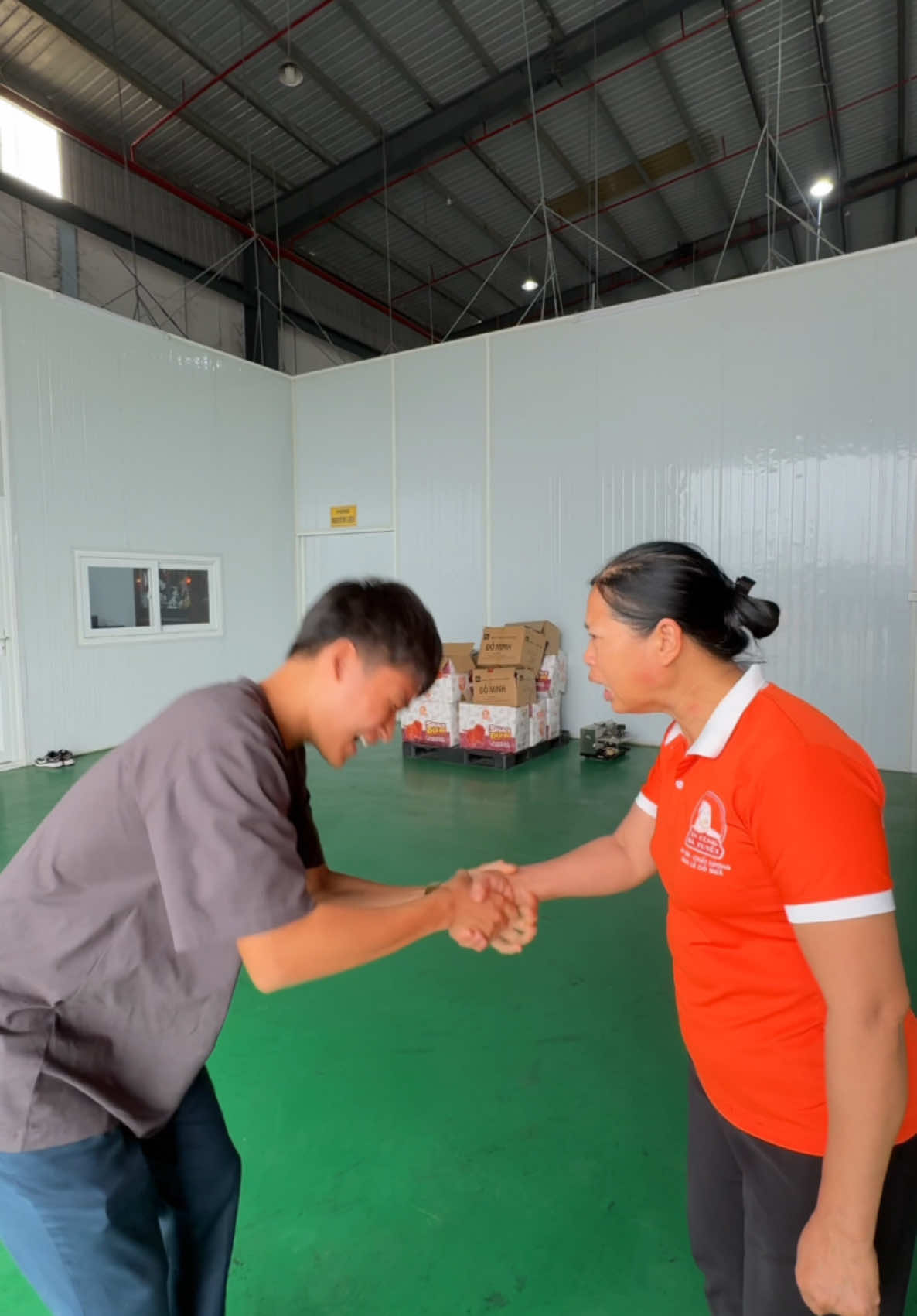 Đang ăn cùng bà Tuyết thì bị mẹ ngăn cản chỉ vì ... #ancungbatuyet #nemnuongbatuyet 