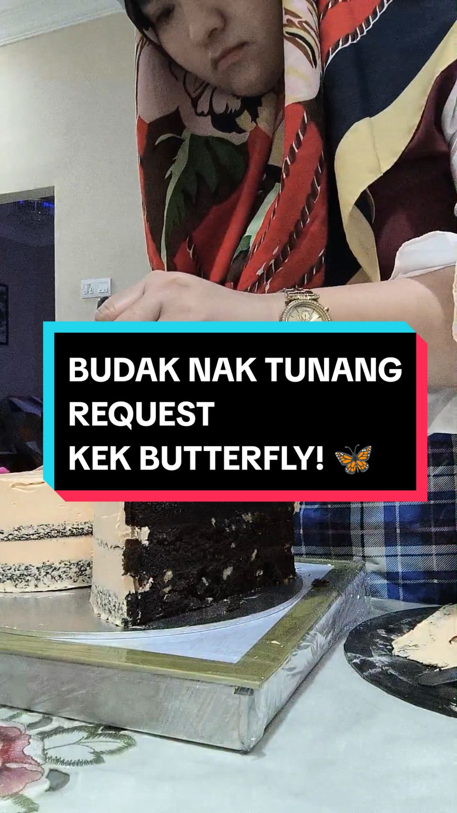 setelkan kek di keriuhan persiapan nak majlis..gini laaaa..dari 2-3jam boleh siap..jadi 2 hari baru boleh siap🤣santai2 je ini kaliii~~ butterfly chocolate walnut cake untuk majlis tunang my sis!🦋 #fyp #fypシ #fypage #fyppppppppppppppppppppppp #fypp #tiktokfoodie #tiktokcake #butterflycake #butterfly #chocolatecake #kektunang #birthdaycake #engagement #engagementday #engagementcake 