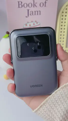 Semarttt ilerr ek yang nii! Design small & lightweight. 5000mAh battery capacity, siap ada emoji lagi. Emoji bertukar ikut battery percentage! Nice kan?? 😍😍 @UGREEN Malaysia official #ugreen #ugreenmalaysia #ugreenpowerbank #ugreenuno 