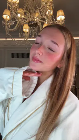 #HarperSeven gets ready for the @Harper’s BAZAAR Women of the Year awards using @Victoria Beckham Beauty Lip Liner and Posh Gloss in Ice. 