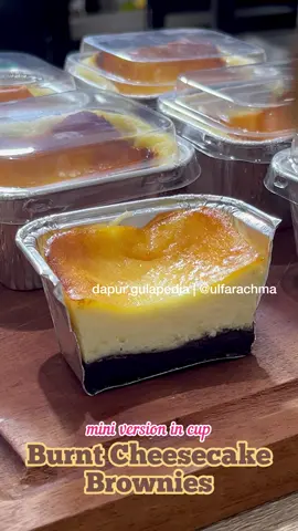 Kali ini aku membuat burnt cheesecake brownies viral dengan ukuran kecil yang pas banget untuk jualan. Dan setelah dihitung modal bahan baku yang dibutuhkan untuk membuat 1 cup cheesecake brownies ini adalah sekitar 7000an (detil perhitungan bisa lihat di Youtube Dapur Gulapedia). Dengan modal bahan baku tersebut dapat dijual dengan kisaran harga 15-20k per cup. Untuk bahan baku yang aku gunakan sendiri bukan yang ekonomis ya, aku menggunakan cream cheese dan whipcream cair (mix). Aku menggunakan base resep dari Burnt Cheesecake Brownies versi loyang namun detil komposisinya memang agak sedikit berbeda. Pada brownies aku kurangi DCC dan gula, sedangkan pada cheesecake aku tambahkan sedikit komponen cream cheese dan whipcream cair. Hal ini untuk menanggulangi tekstur yg keras jika overbake, mengingat wadah yg digunakan kecil sedangkan kita memanggang dalam suhu yang tinggi. Untuk sistem pemanggangan, suhu dan waktu sesuaikan dengan kondisi oven masing-masing. Yang jelas karena kuenya yg kecil maka waktu pemanggangannya tidak selama jika menggunakan loyang besar. Aku sendiri memanggangnya 5-10 menit lebih sebentar dibanding burnt cheesecake brownies ukuran besar. Mini Burnt Cheesecake Brownies (10 cup ukuran 170ml) Bahan brownie (23-25g per cup): 50 g Dark Chocolate Compund 50 g mentega/margarin  1 telur 40 g gula 50 g terigu serbaguna 15 g coklat bubuk  Bahan cheese cake (75-80g per cup): 400 g cream cheese(aku pakai merek arla) 80-100g gula  1 sdt pasta vanila 2 telur ukuran besr  300 g whipcream cair (aku pakai mix dairy & non dairy merek brookfarm, bisa menggunakan whipcream bubuk 100g lalu dicairkan dengan air 200ml) 15 g maizena/ terigu serbaguna Caramel membuat ada di video, kalau belum jelas atau kecepetan bisa cek Youtube ya. *saya tidak menghalalkan repost/ reupload video ini tanpa izin* #burntcheesecake #burntcheesecakebrownies #brownies #browniescoklat #browniescheese #cheesecakebrownies #idejualan #resepkue #cheesecake #chocolatedessert #coklat #keju #cake #baking #chocolatecake #resepkue #resep #resepmudah #fyp #viral #viralchocolate #jajanankekinian #cemilan #kueviral #Foodie #foodtiktok #reseptiktok 