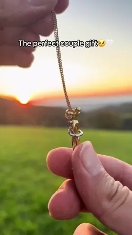 It‘s perfect🥹 #giftideas #hug #necklace #couple 