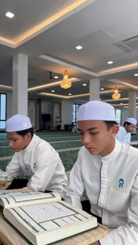 𝗞𝗘𝗟𝗔𝗦 𝗛𝗔𝗟𝗔𝗤𝗔𝗛 𝗛𝗔𝗙𝗔𝗟𝗔𝗡 𝗔𝗟 𝗤𝗨𝗥𝗔𝗡 Alhamdulillah, para pelajar Darul Hadith Al Syafi'iah, Rinching telah pun mengikuti pembelajaran kelas halaqah hafazan al Quran yang telah disediakan oleh pihak sekolah. Menghafaz al-Quran sebagai teras silibus utama disini, pembelajaran diniyyah dan akademik juga merupakan silibus subjek yang telah disediakan, bagi meningkatkan ilmu pengetahuan dan daya pemikiran minda pelajar. Semoga para pelajar bersungguh-sungguh dalam menutut ilmu pengetahuan dan menjadi penyangga kepada umat Islam pada masa akan datang. Amin.. https://bio.link/dhsrinching